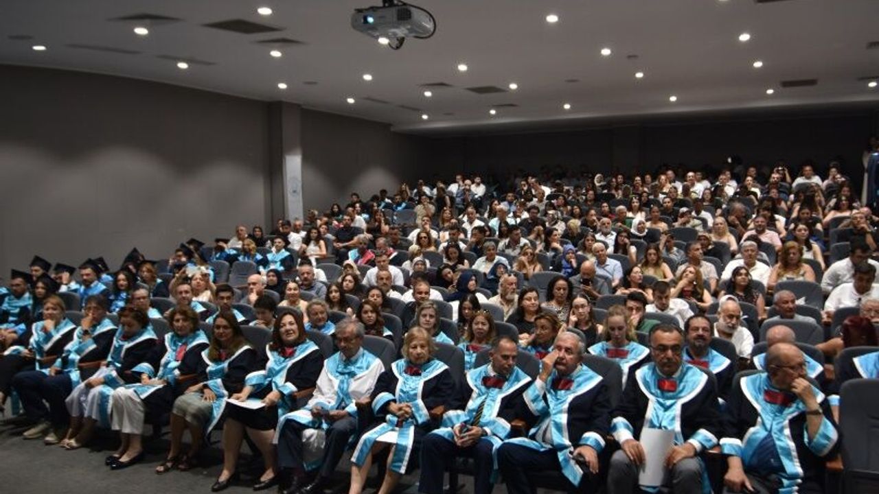 Girne Üniversitesi mezunlarını gururla uğurladı