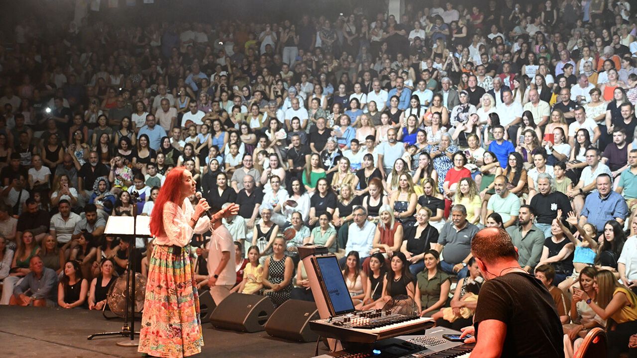 Güzelyurt Portakal Festivalinde Leman Sam rüzgarı esti