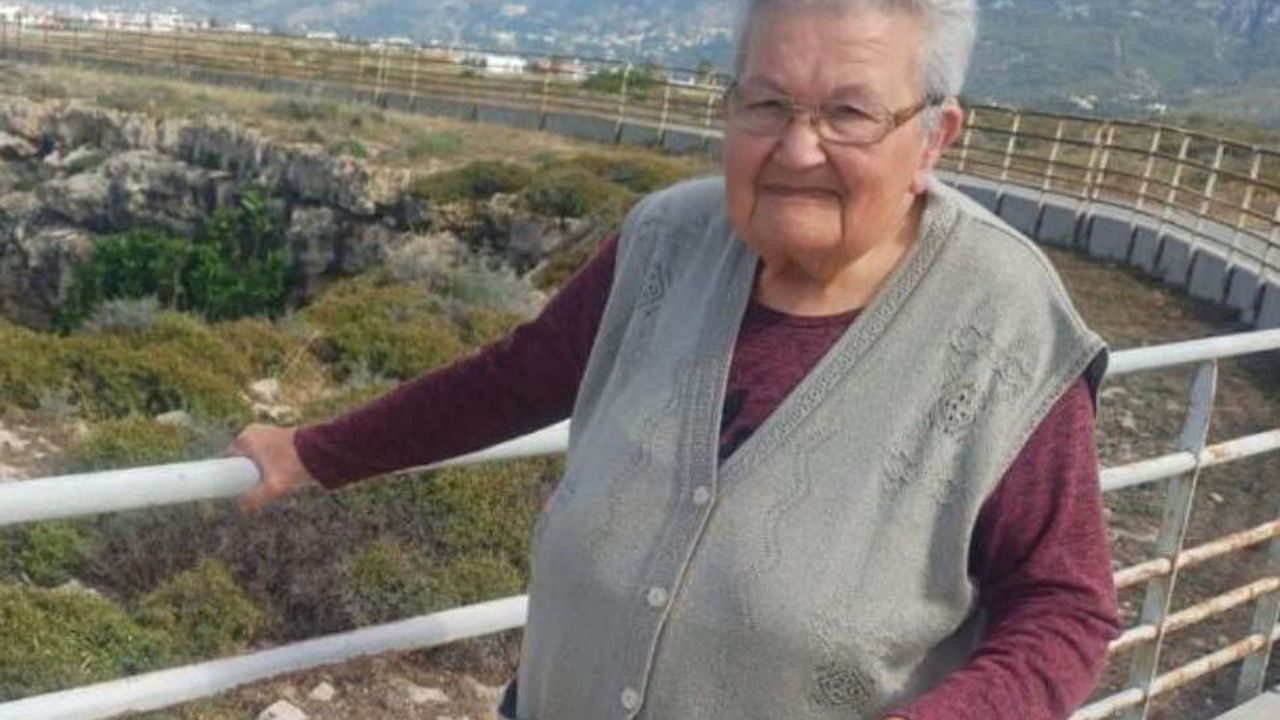 Lapta, Nuray ablasına ağlıyor