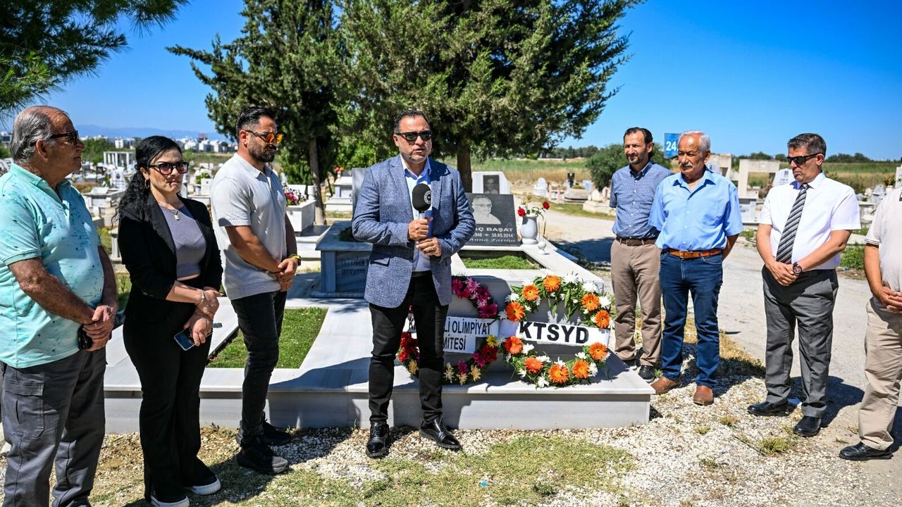 Spor yazarı Omaç Başat kabri başında anıldı