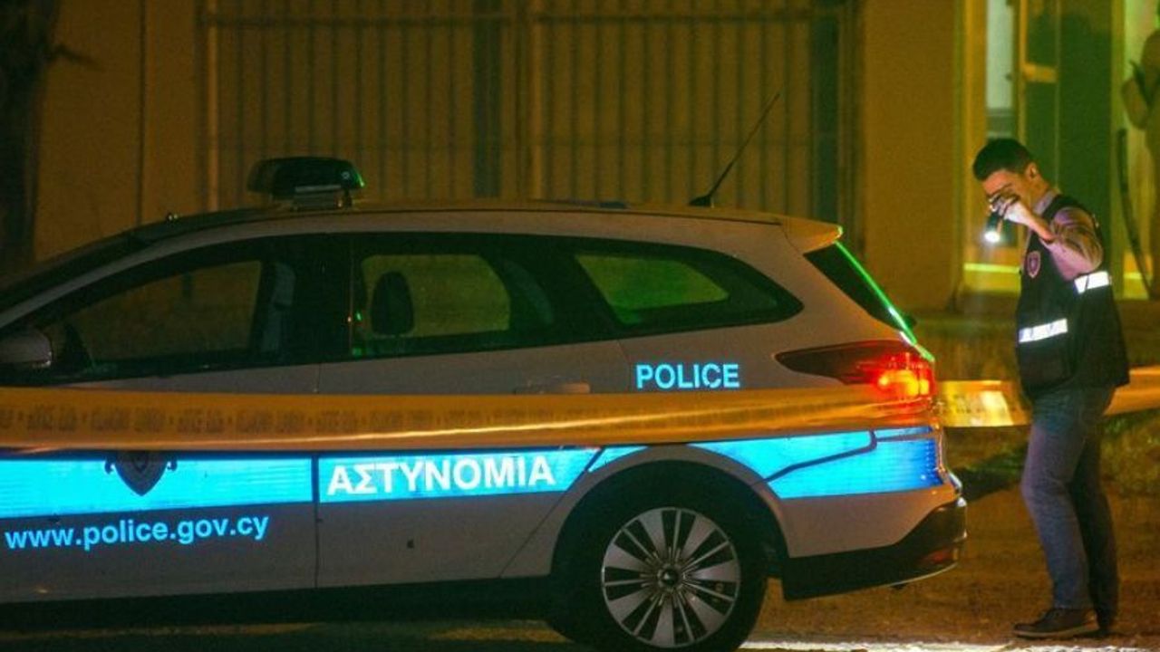 Polislere bıçakla saldırdı