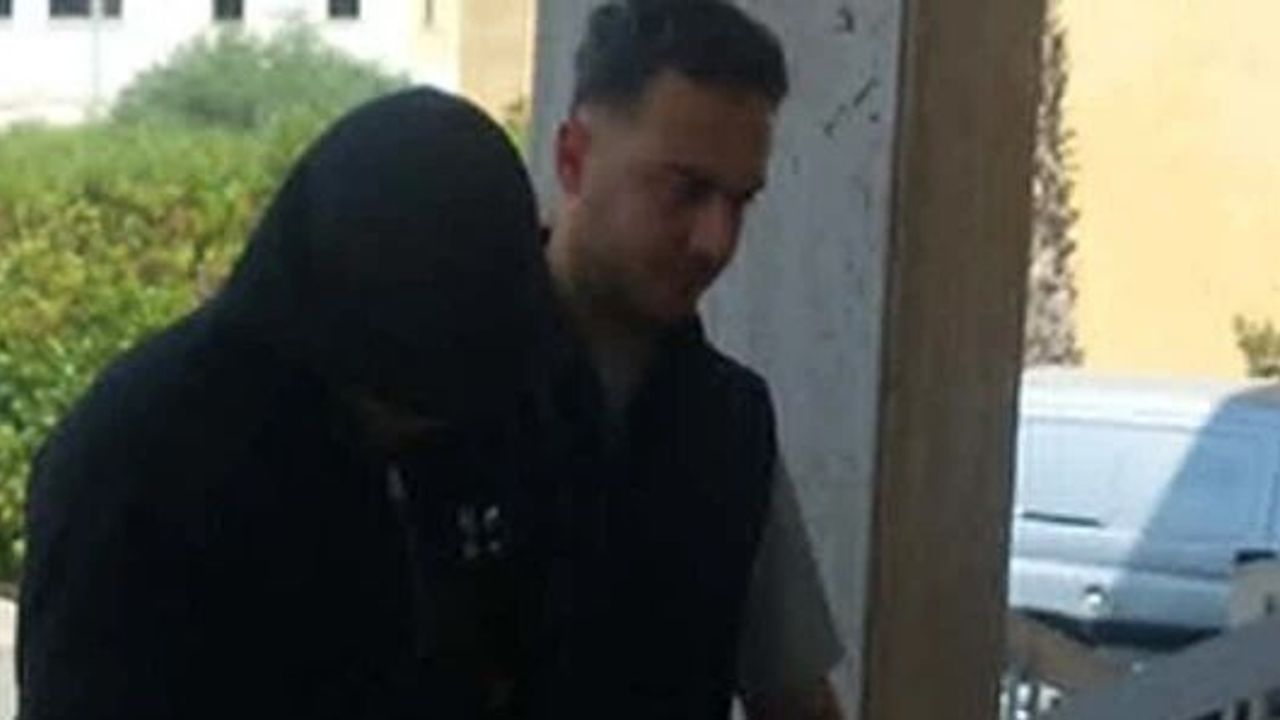 Odaya geç geldi diye kız arkadaşını tokatladı