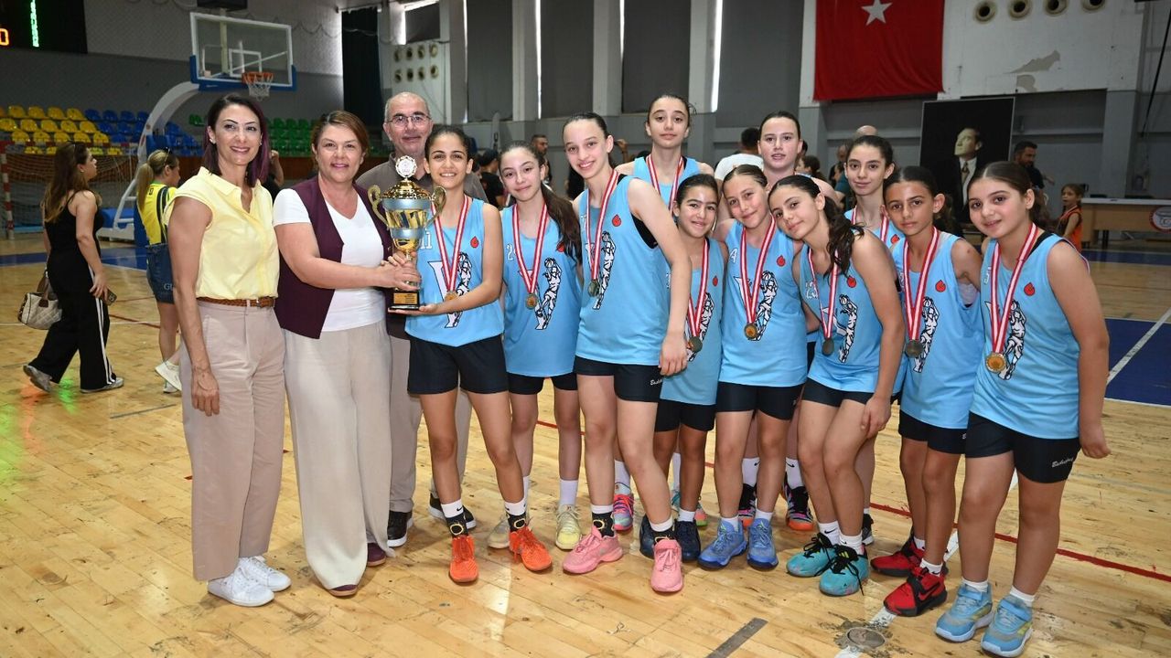 U12 Kızlar Ligi’nde şampiyon Levent Spor