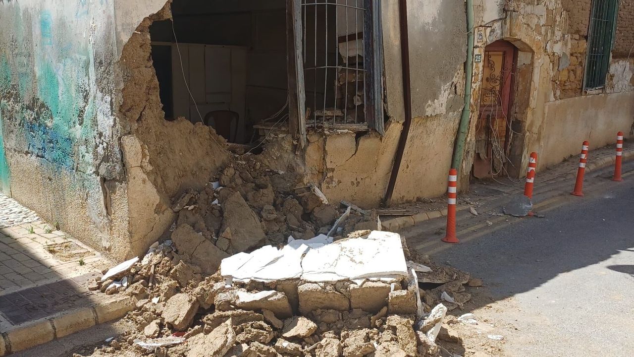 Surlariçi’nde bir ev daha çöktü