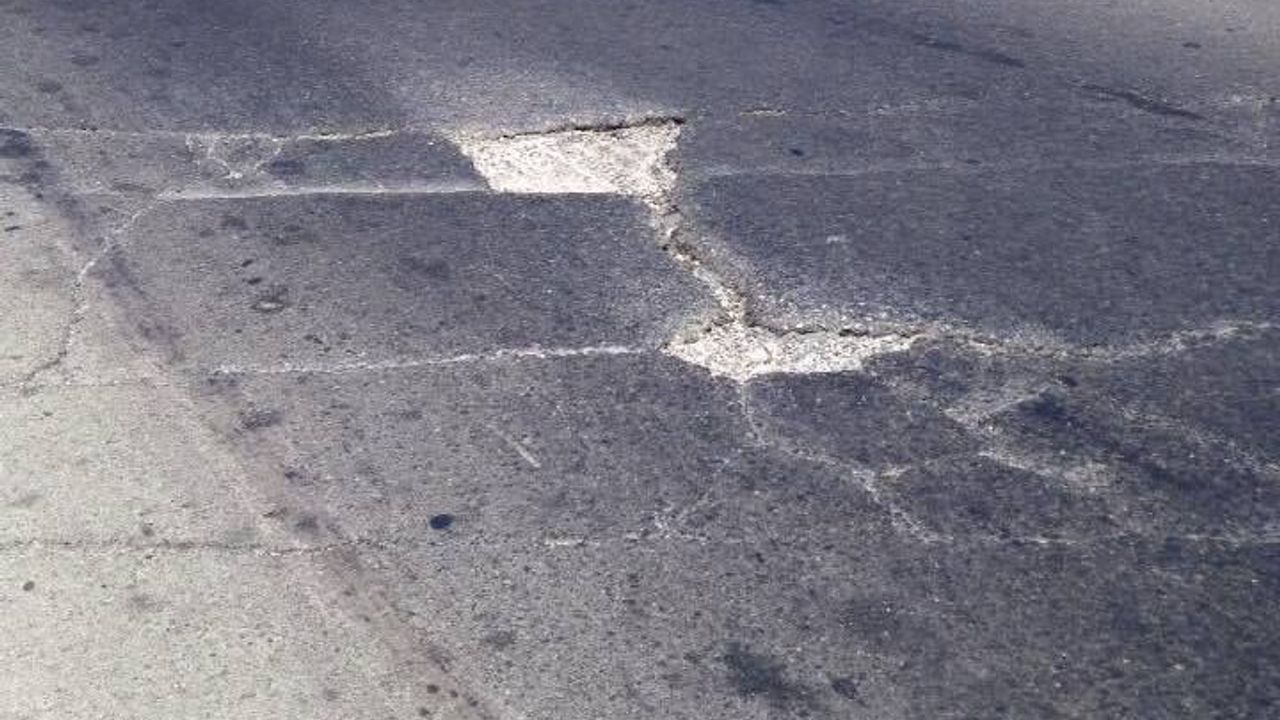 Yollardaki çukurlar köstebek yuvası oldu