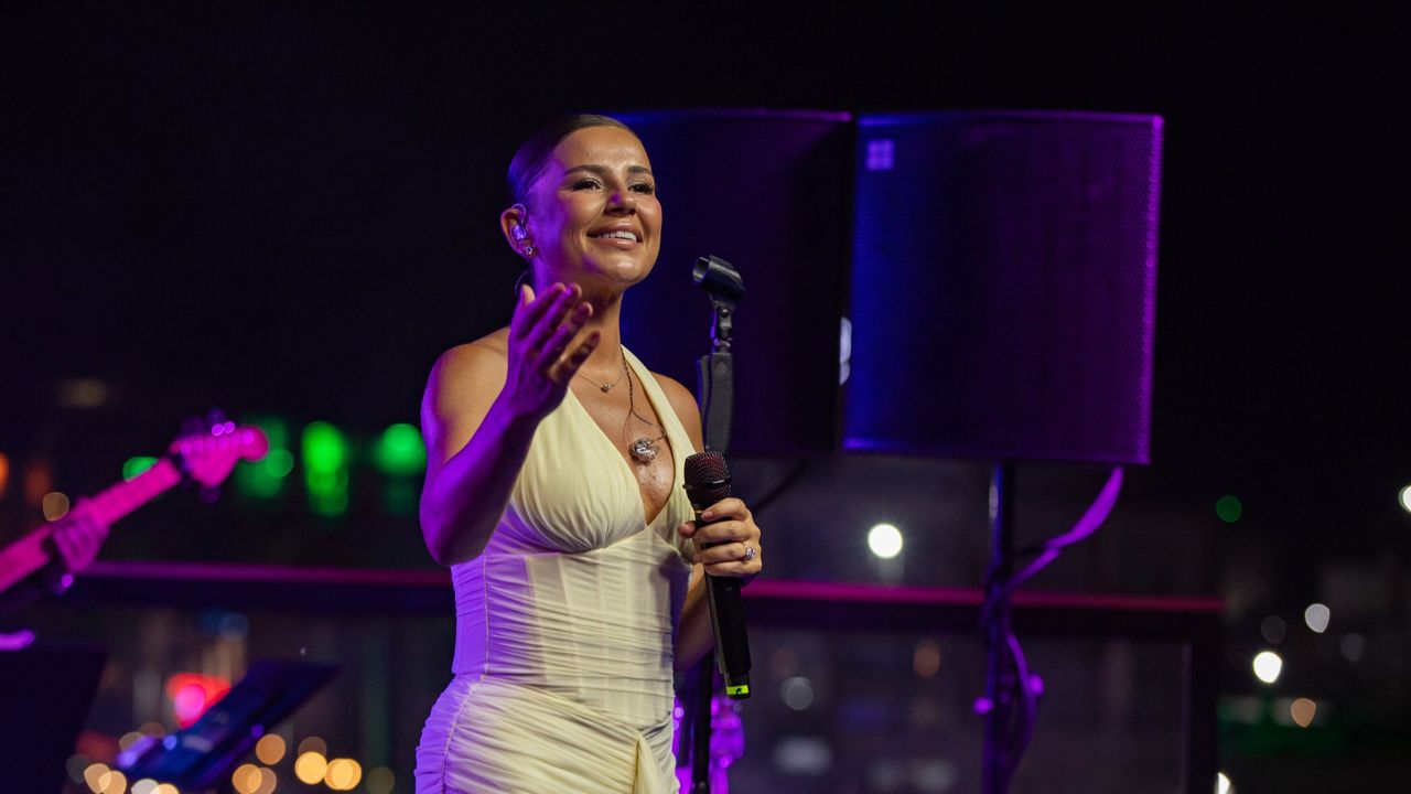 Merve Özbey'den, Merit Liman Teras sahnesinde unutulmaz bir gece