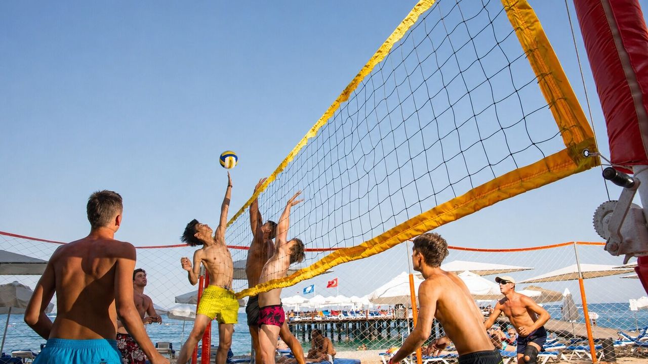 Plajda top oynamanın cezası dudak uçuklatıyor