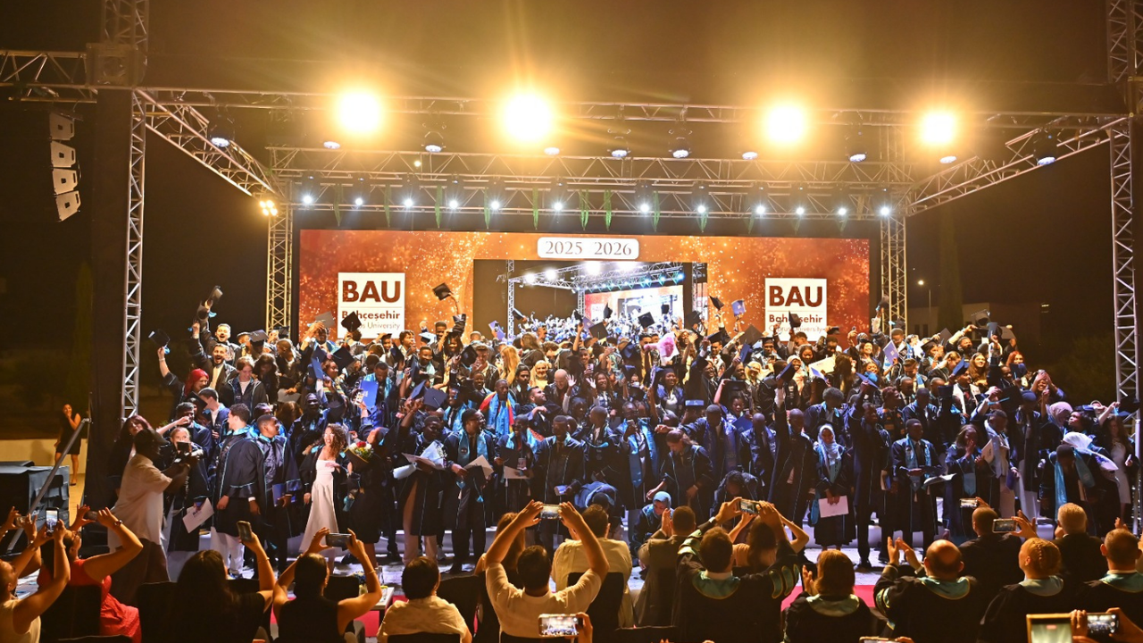 Bahçeşehir Kıbrıs Üniversitesi 2025-2026 mezunlarını geleceğe uğurladı