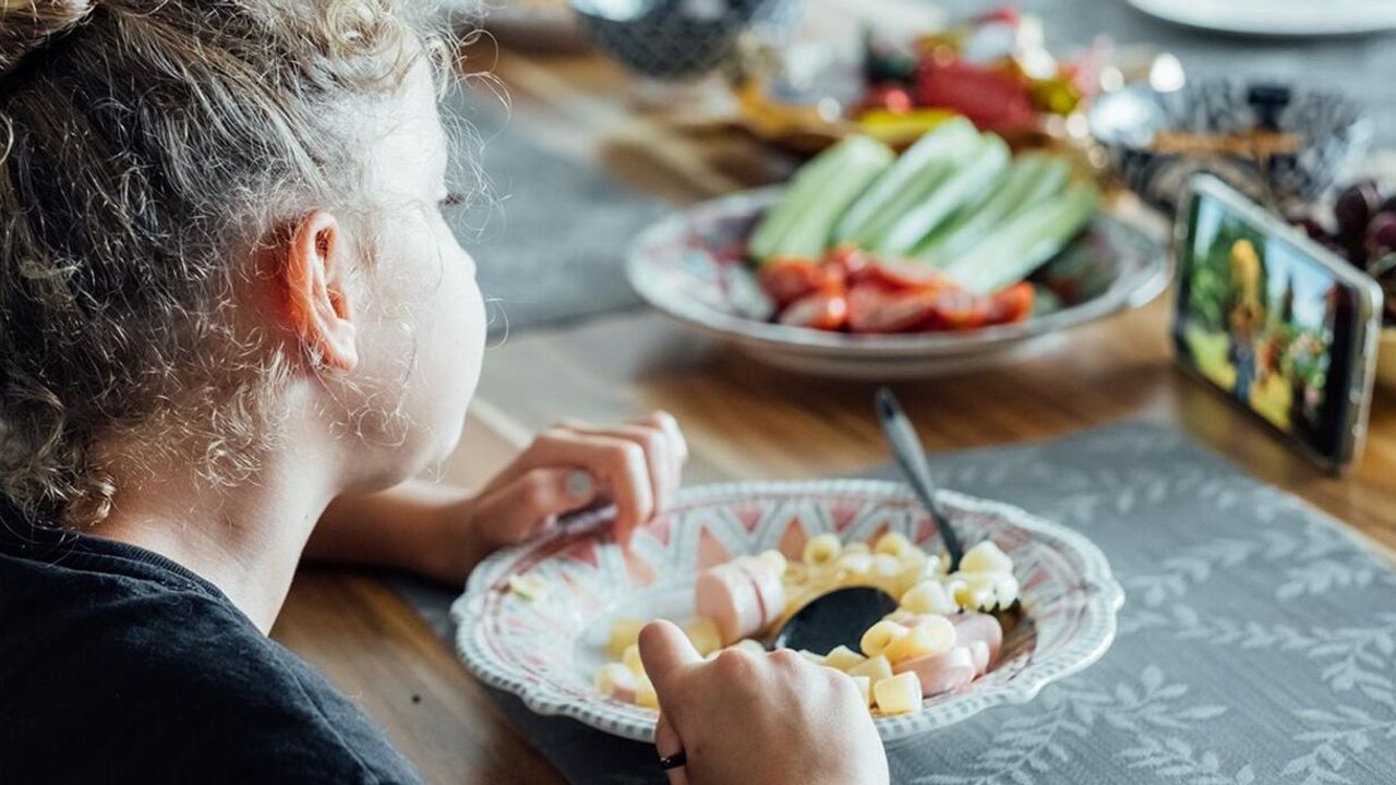 Yaz tatilinde ekran süresi artıyor, çocuklarda obezite riski büyüyor!