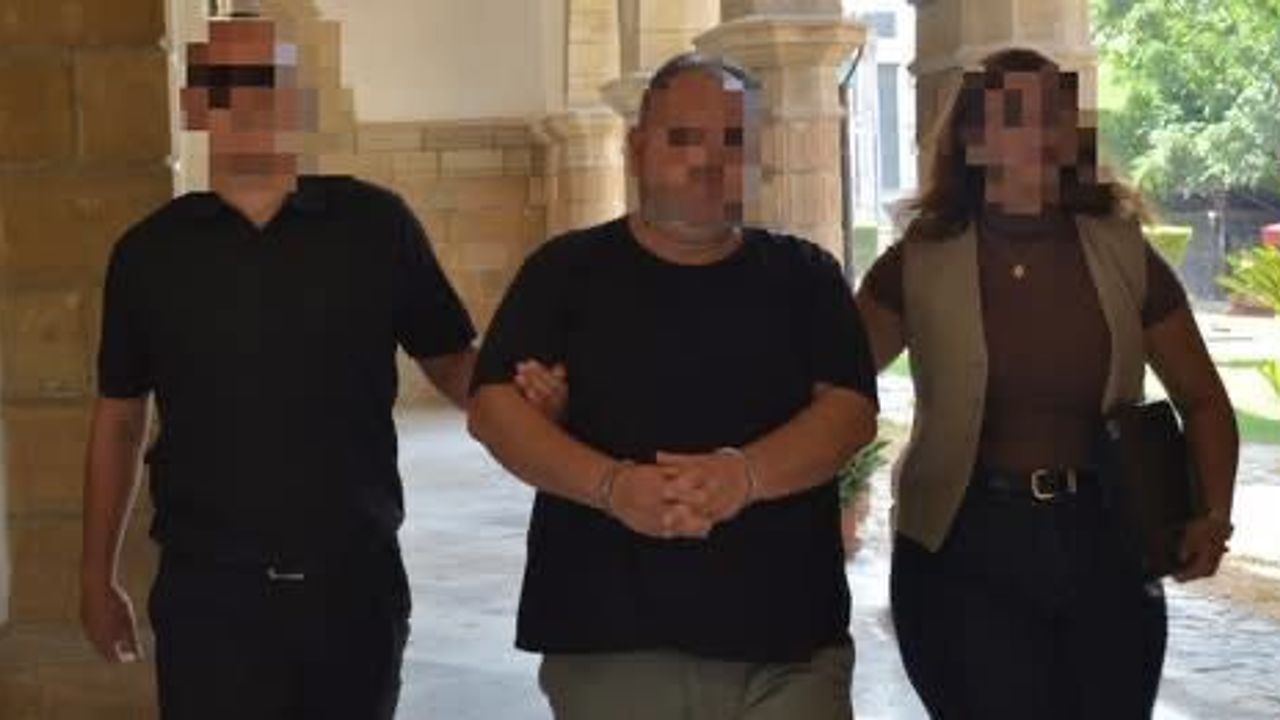 İşyerinin parasını cebe indirdi