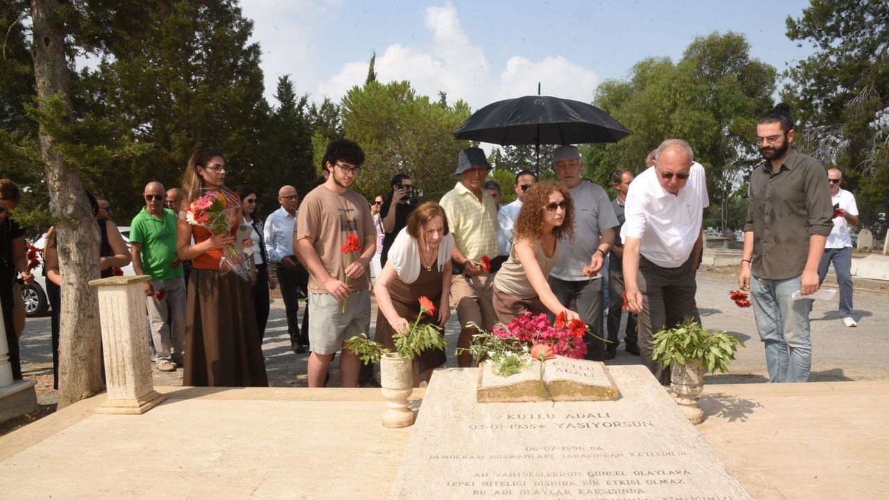 Kutlu Adalı, ölümünün 30’uncu yıl dönümünde kabri başında anıldı
