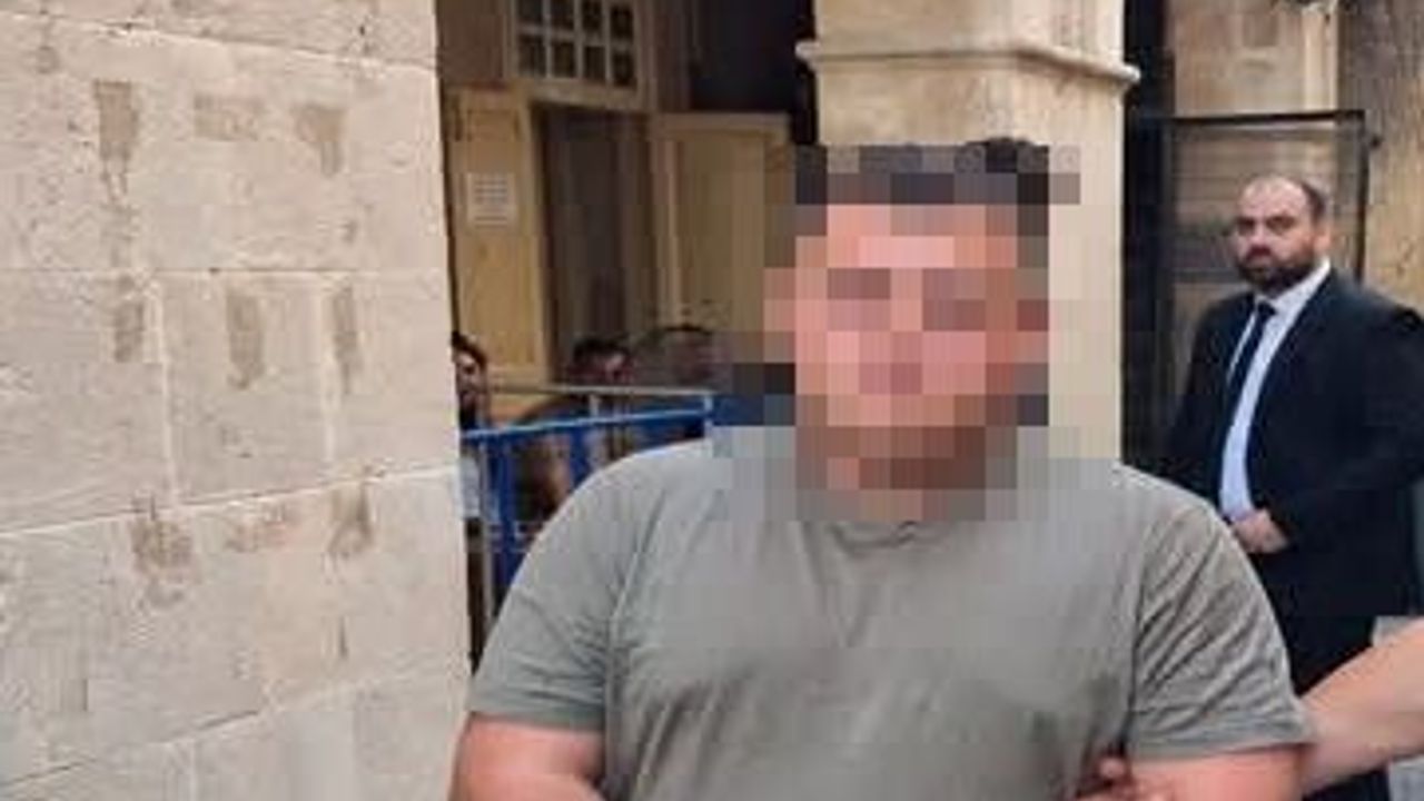 Dolaptan mermi, akvaryumdan timsah çıktı!