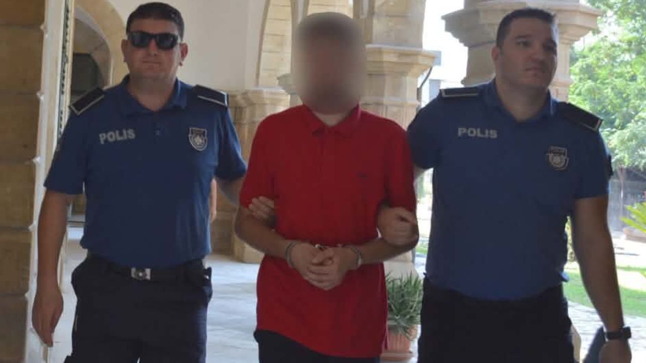Sahte pasaportla geldi, çıkışta yakalandı