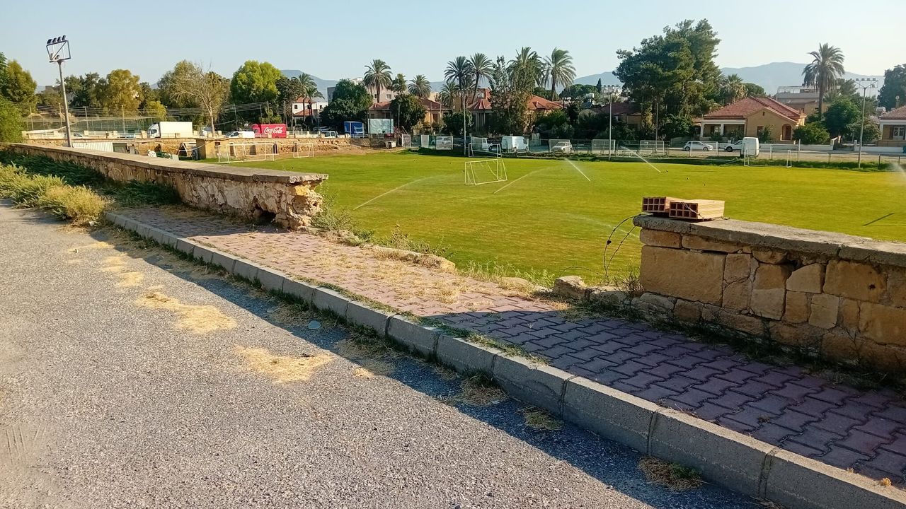 Tarihi surlar göz göre göre yok oluyor