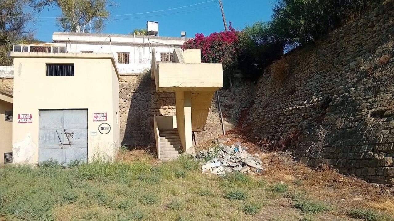 LEFKOŞA SURLARI GÖZ GÖRE GÖRE YIKILIYOR