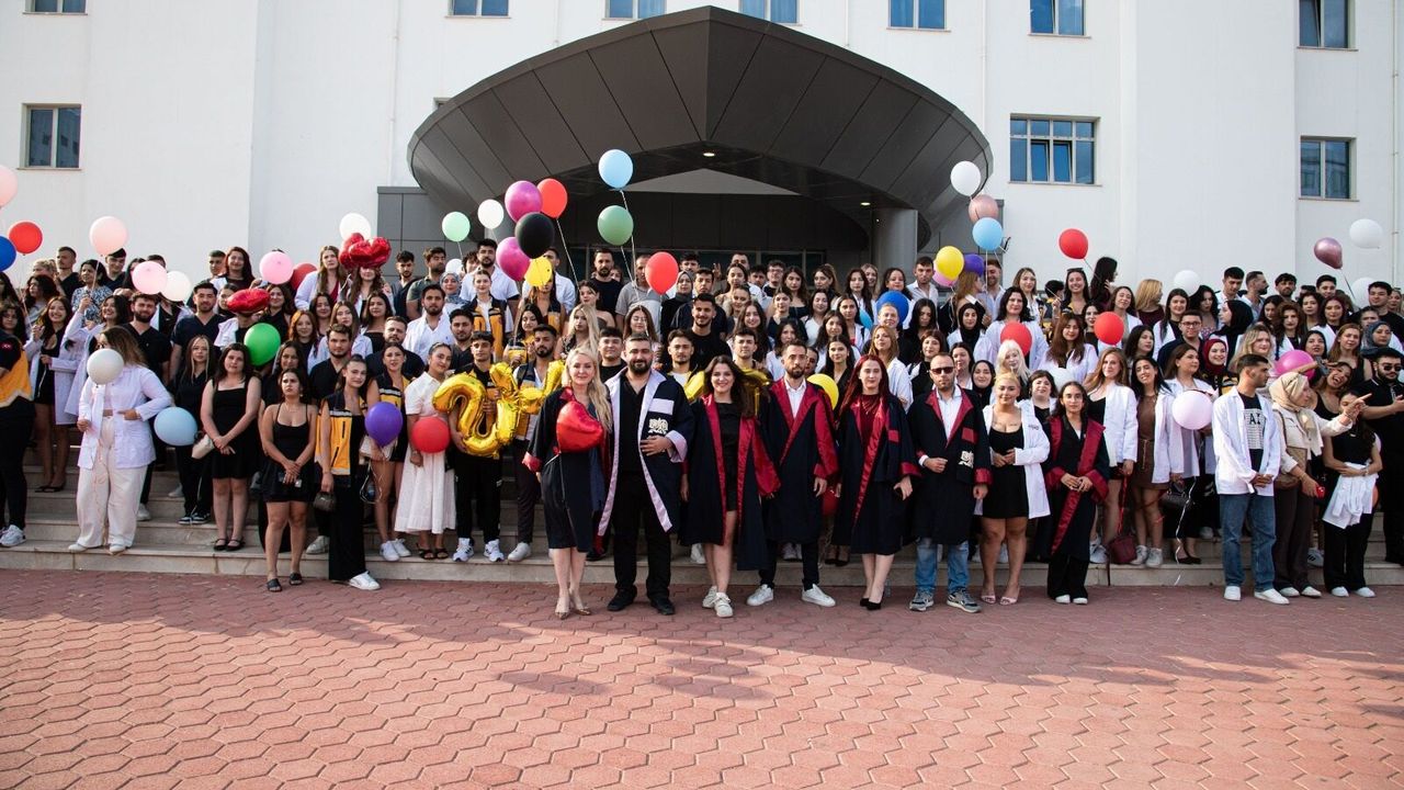 Yakın Doğu Üniversitesi’nden mezun 1.536 sağlık profesyoneli meslek yemini etti