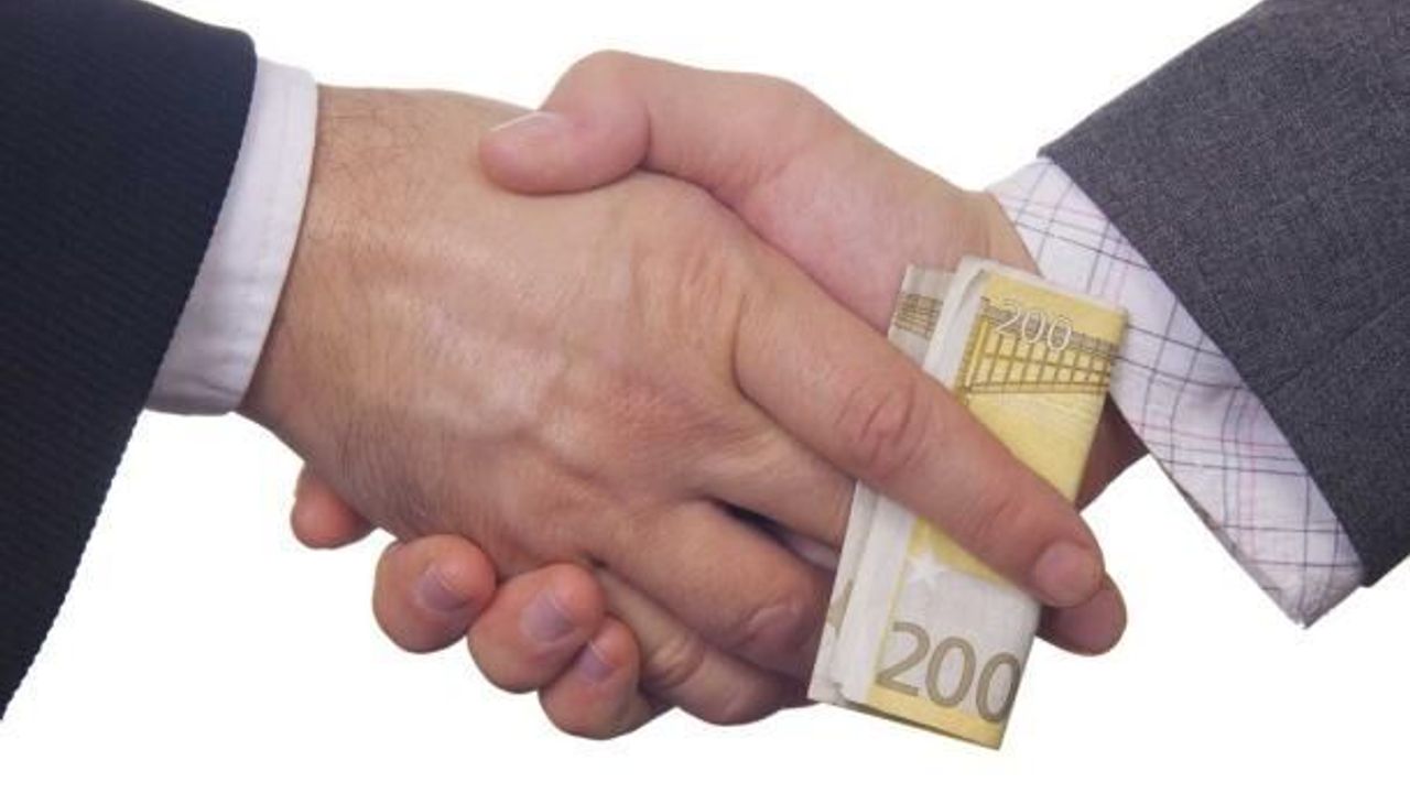 Güney Kıbrıs’ta başka bir eski Rum milletvekili de yolsuzlukla mücadele biriminin merceğinde