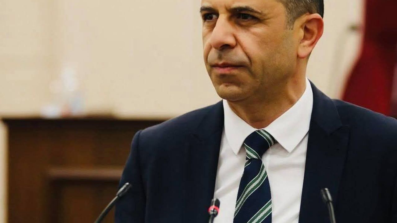 Özersay, Maliye Bakanlığı’nı gümrükteki cep telefonları ile ilgili açıklama yapmaya çağırdı