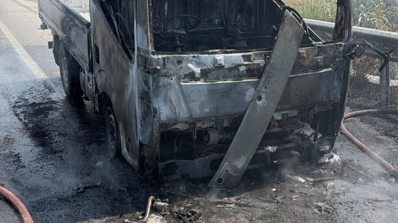 Turunçlu-Ulukışla kavşağı arasında seyir halindeki kamyonet yandı