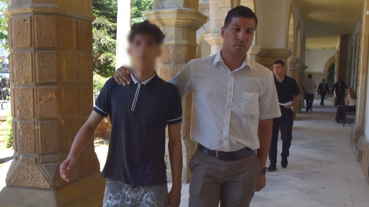 Abisini bıçakladı!