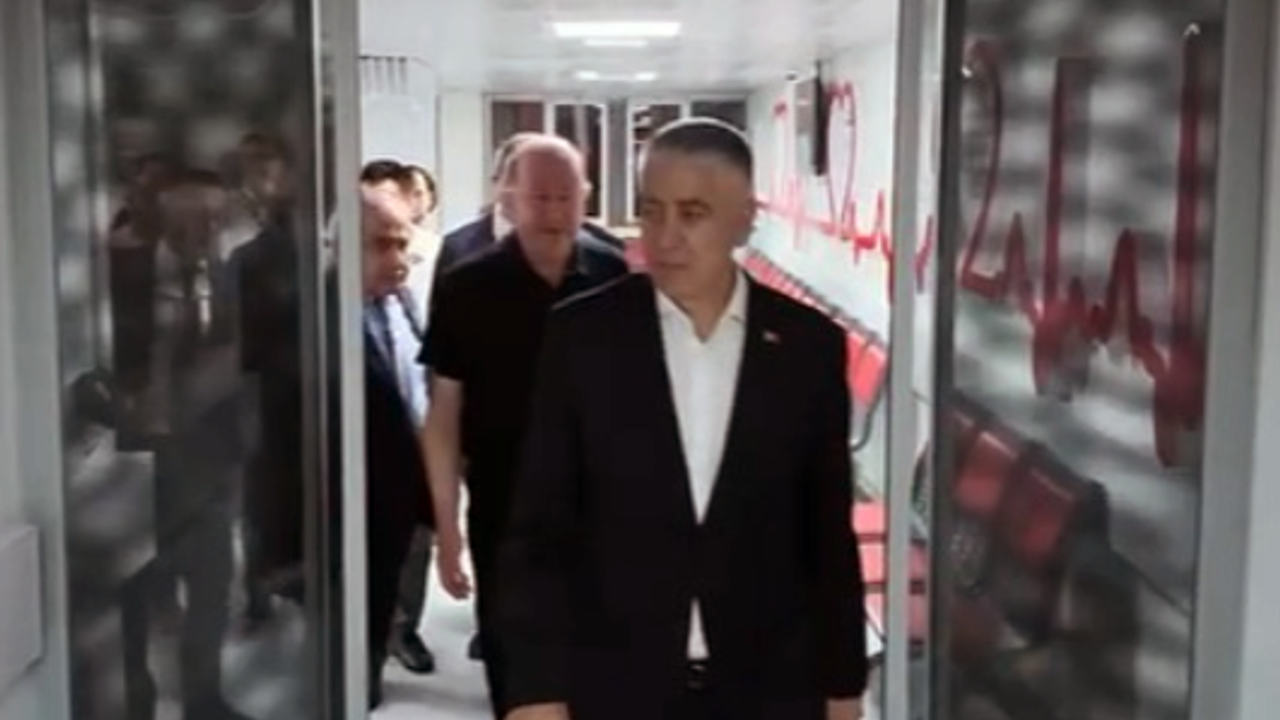 Özel, gemi faciasından kurtarılan yolcuları ziyaret etti