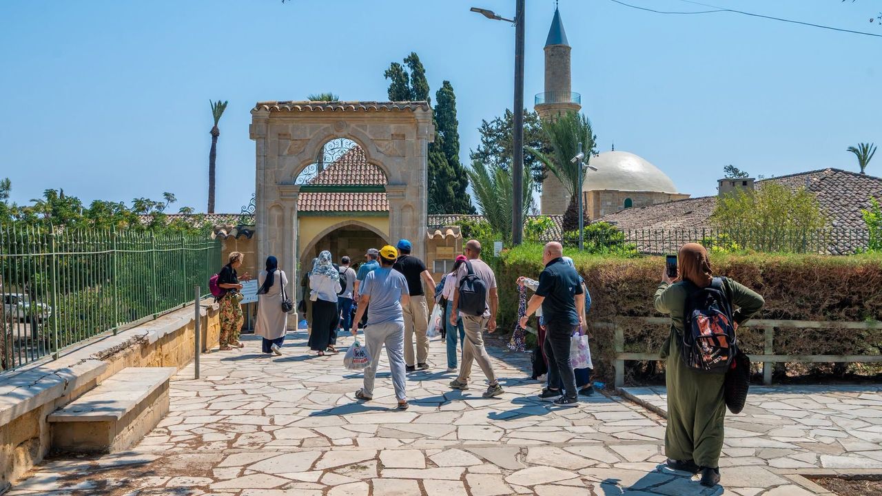 80 Kıbrıslı Türk Hala Sultan Tekkesi'nde