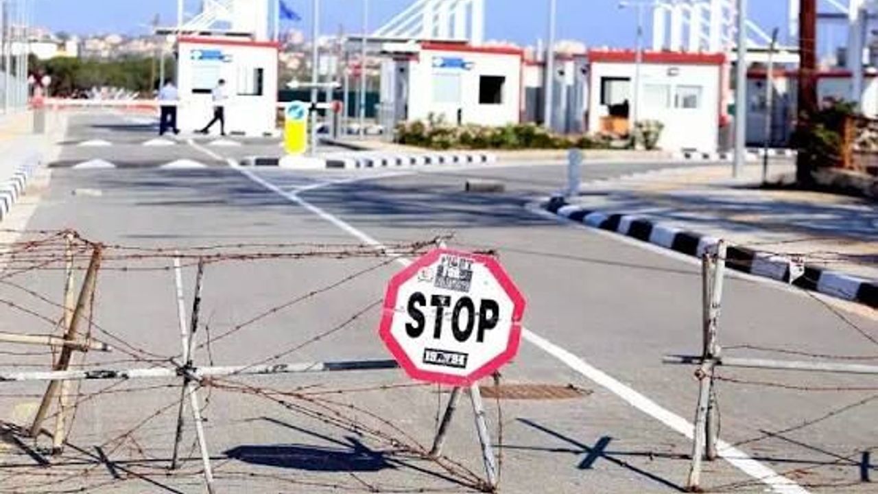 Rum motosikletlilerden "Sembolik" sınır kapısı kapatma eylemi