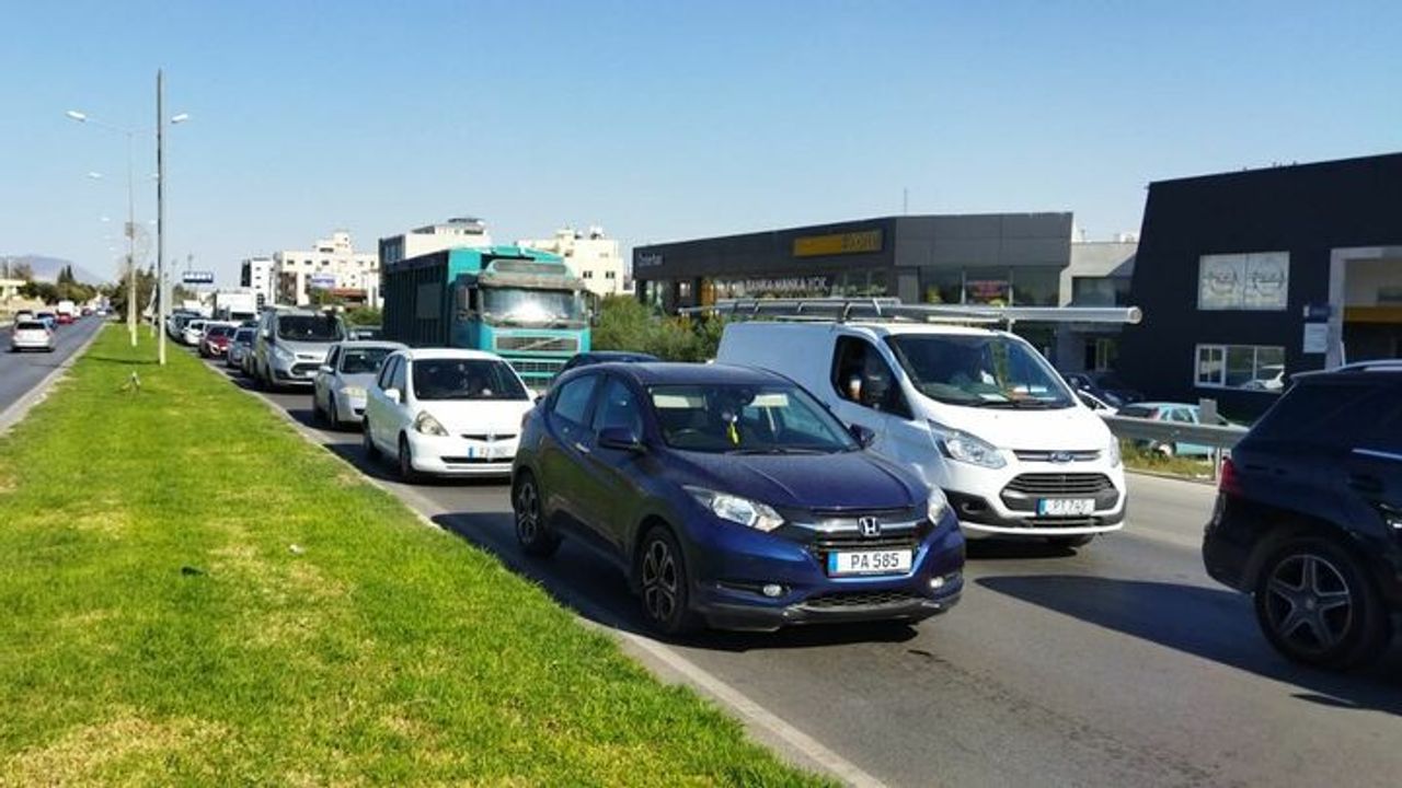 Yollar karınca gibi araba kaynıyor