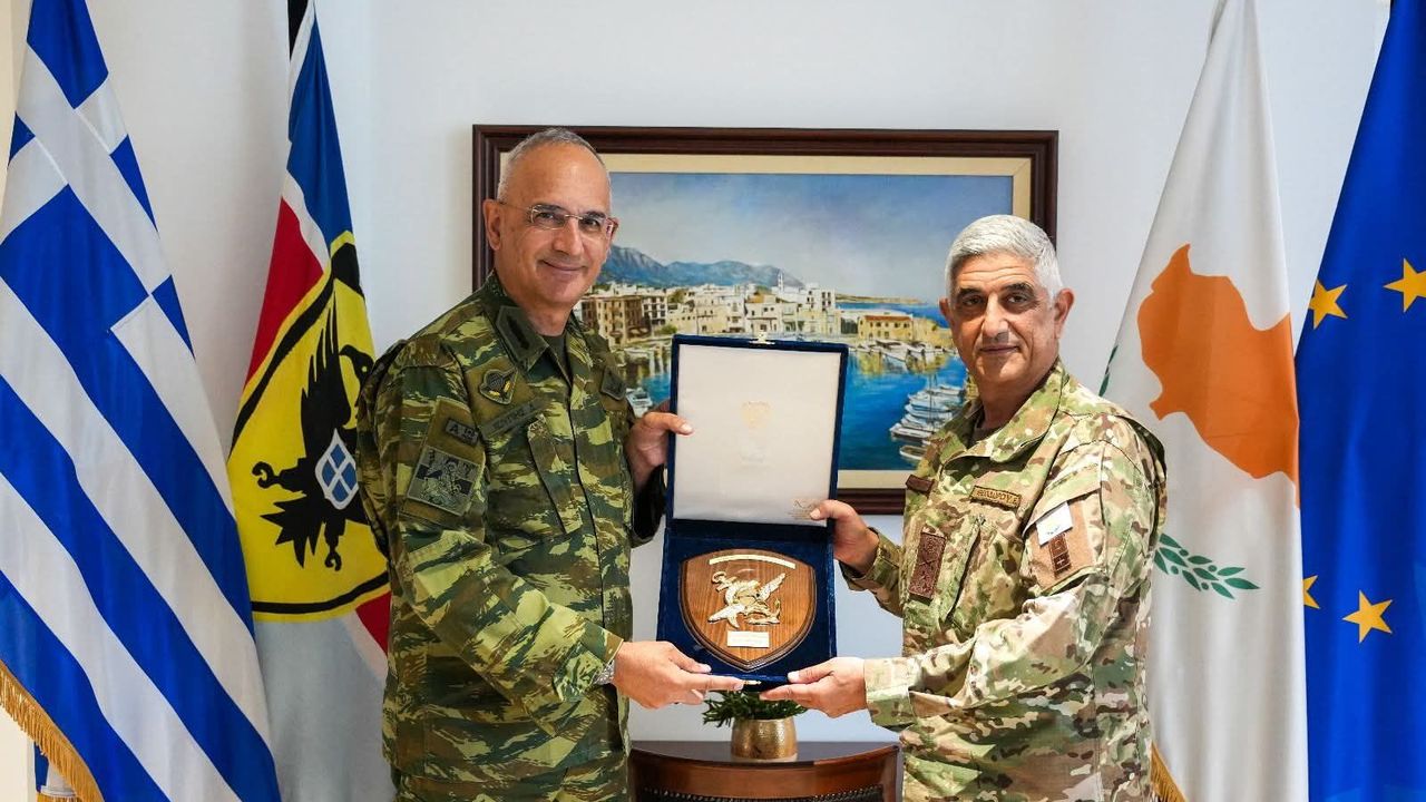İki General’den Girne tablosu önünde poz
