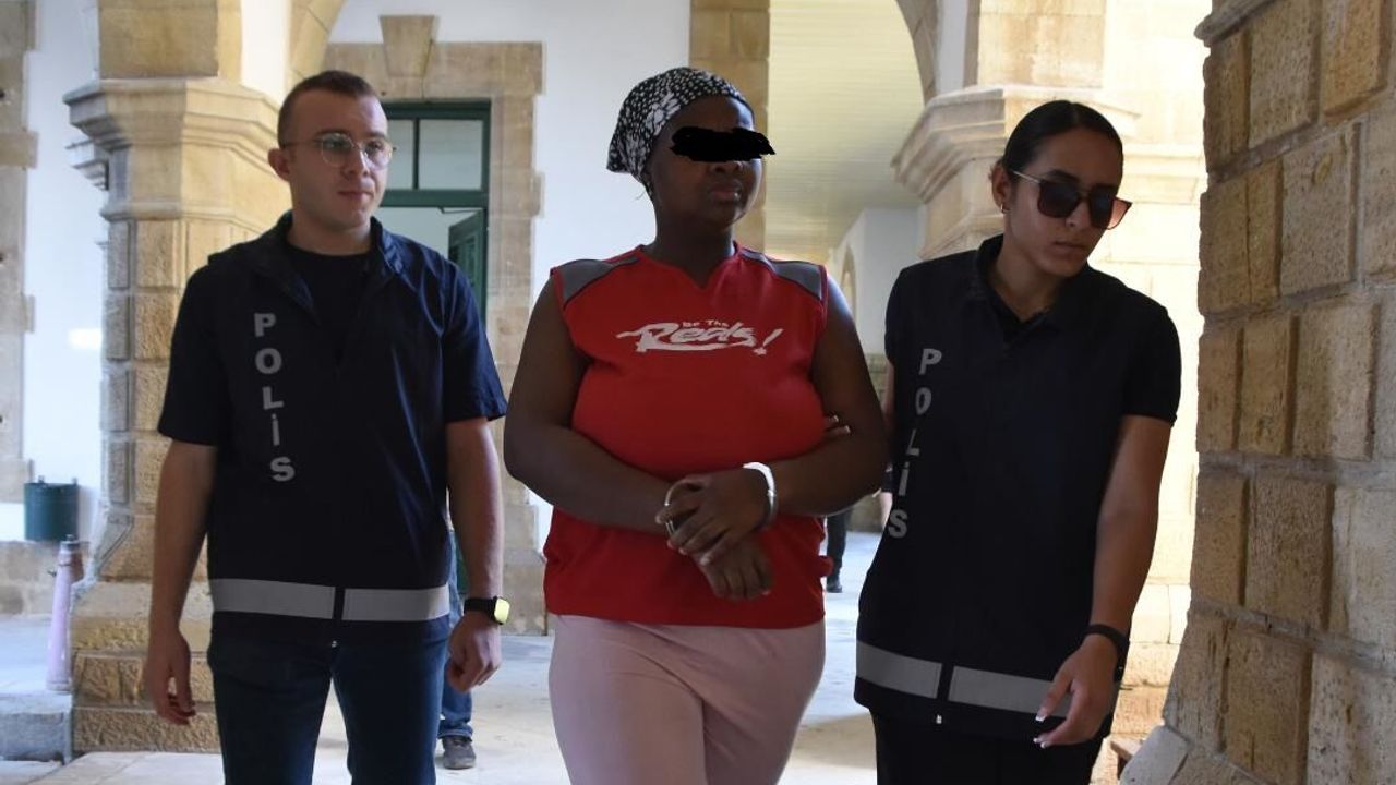 Anne cezaevine, bebeği korumaya