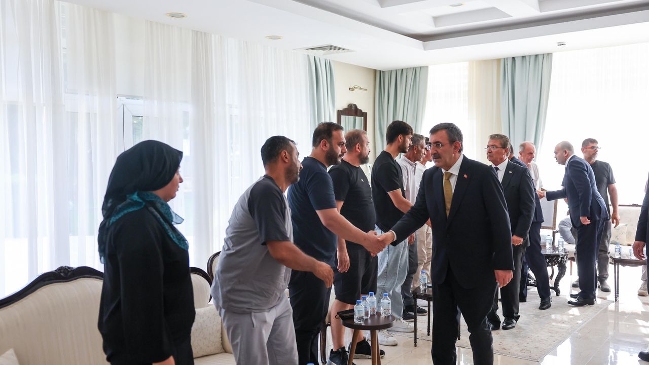 Yılmaz, kayıp yakınlarıyla görüştü