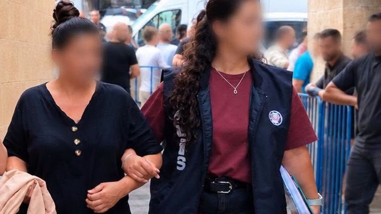 Bahşiş kutusundan para çaldı