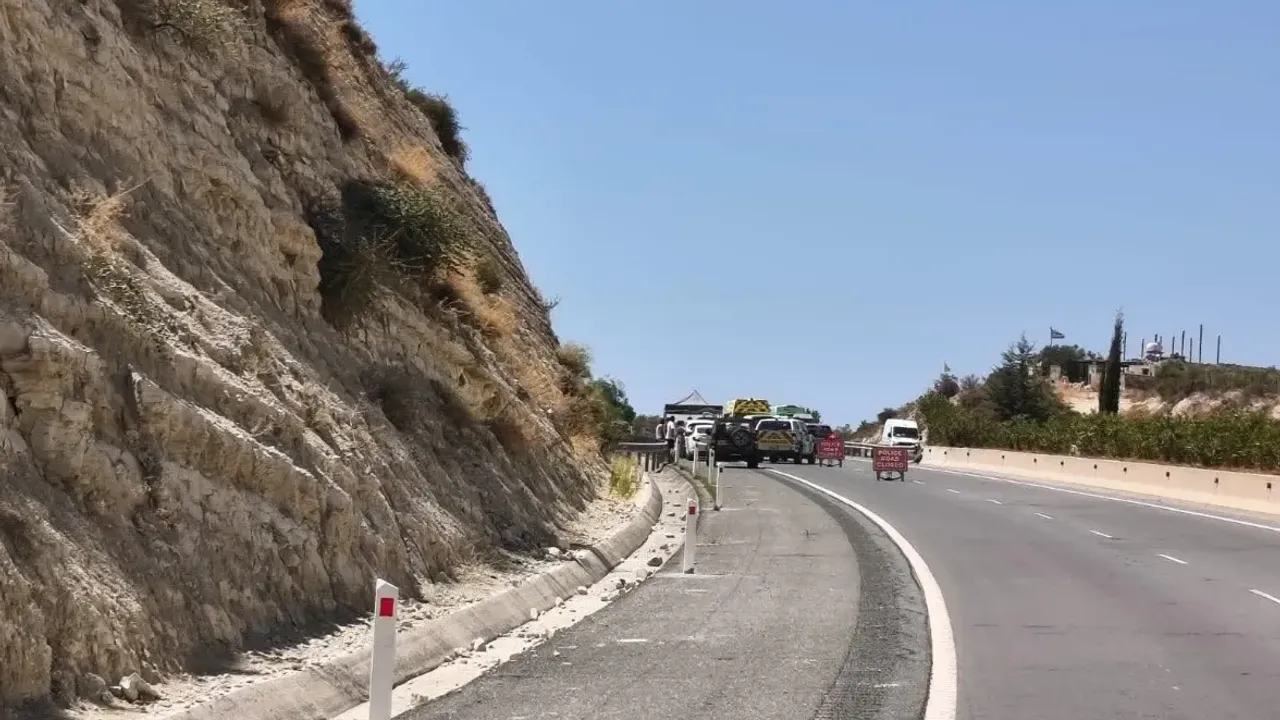 Yola düşen buzdolabını almak için aracından inen adama minibüs çarptı
