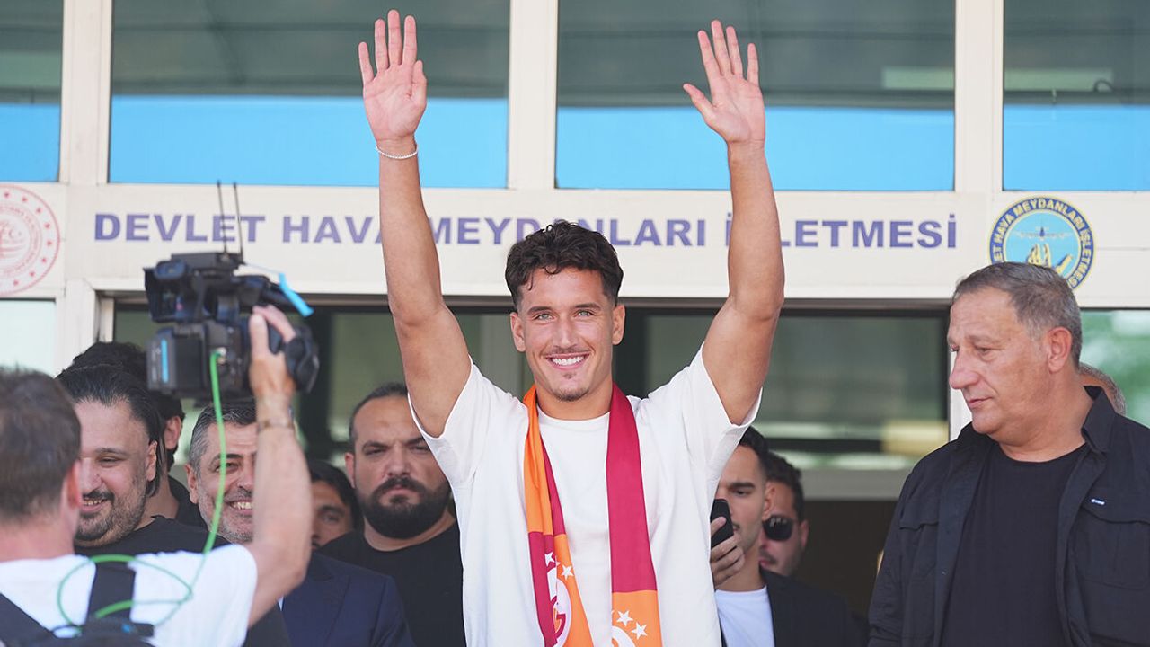 Deniz Gül, Galatasaray için İstanbul'da