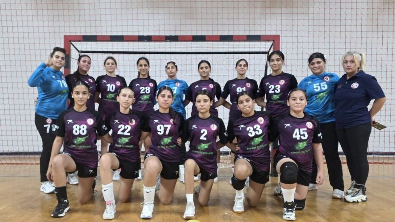 U-16 Kızlar Hentbol Ligi’nde nefes kesen başlangıç