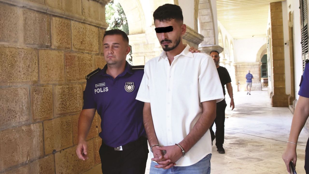 1200 Dolarlık kabloyu çaldı