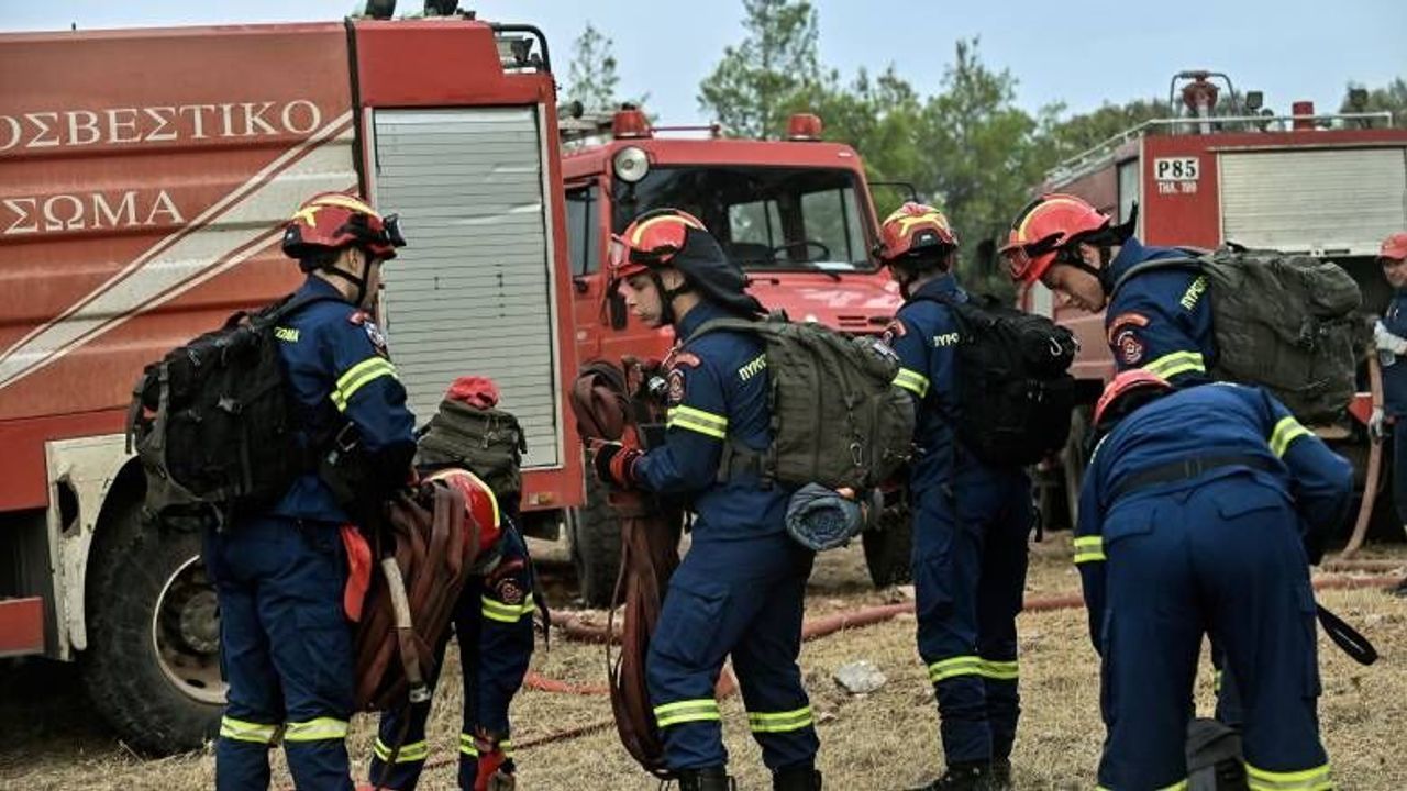 Yunanistan’dan Güney Kıbrıs’a 21 itfaiyeci gönderildi