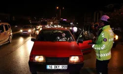 Akan trafiğin ortasında uyuyakaldı, cadde kilitlendi