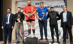 Powerliftciler Mehmet Öke anısına yarıştı