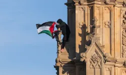 Londra'da Big Ben kulesine tırmanıp Filistin bayrağı açan eylemciye ceza