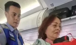 Uçakta bomba şakası yapan kadın apar topar indirildi
