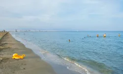 İngiliz üs bölgesindeki “Lady’s Mile” plajında kirlilik