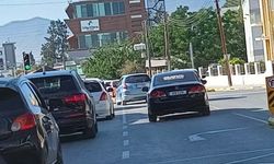 Işıkta sıra bekleyen saf mi?
