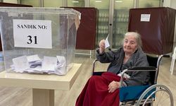 Tekerlekli sandalyesiyle oy kullandı