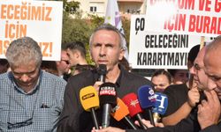 Lefke Gazi Lisesi velileri ve öğrencileri Başbakanlık önünde eylem yapıyor