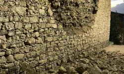 Depremde evin çatısı çöktü