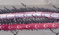 Cumhuriyet Korteji'nde 100'er metrelik KKTC ve TC bayrakları taşındı