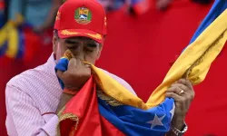 Caracas’ta meydanı dolduran Maduro, dans ederek ABD’ye “barış” mesajı verdi