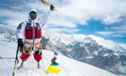 Bacakları olmadan Everest dağının tepesine çıktı