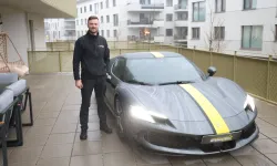 Yer bulamayınca Ferrari'sini balkona park etti